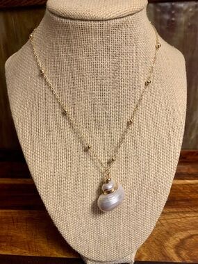 Simple Gold Leaf Natural Shell Necklace Pearl Color